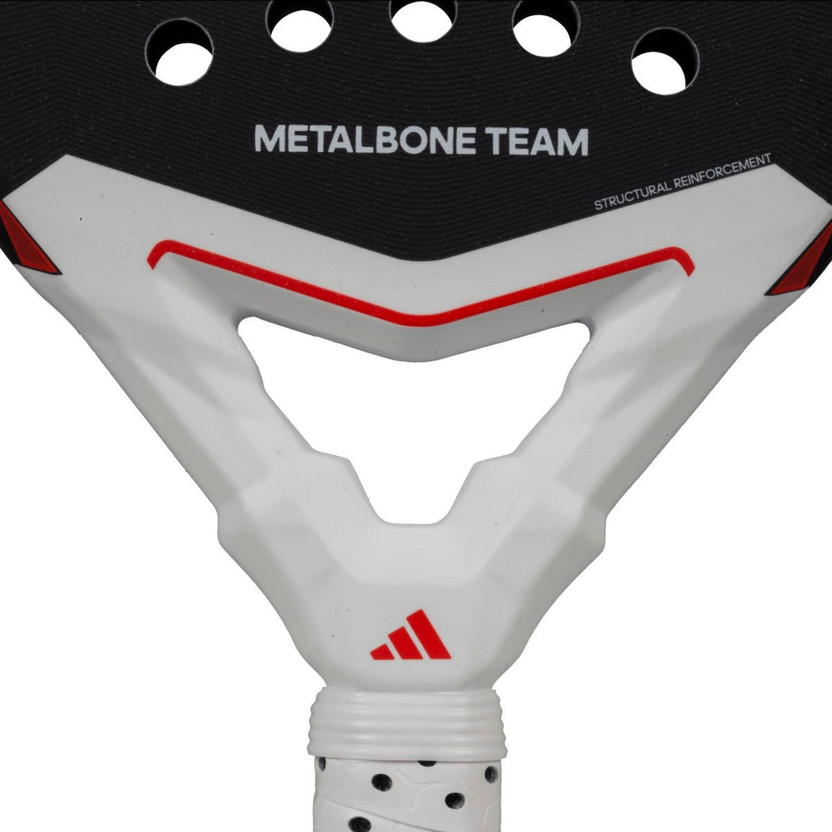 Detail van het witte hart van de Adidas Metalbone Team 3.4 met rode lijn en opdruk Team