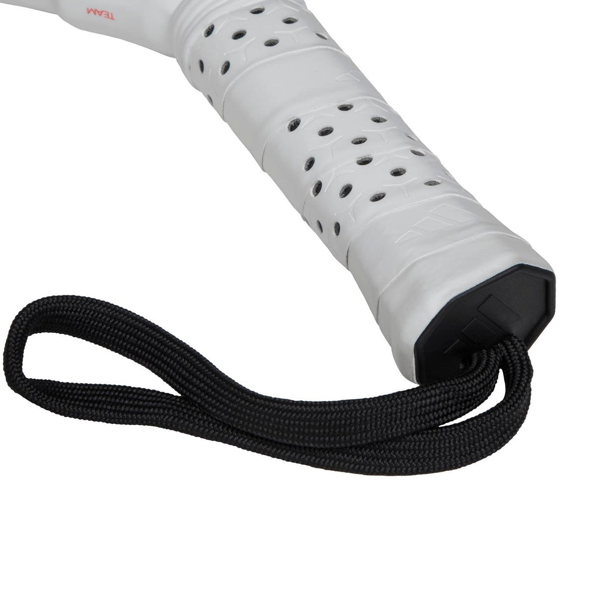 Close-up van de witte grip en zwarte polsband van het Adidas Metalbone Team 3.4 padelracket