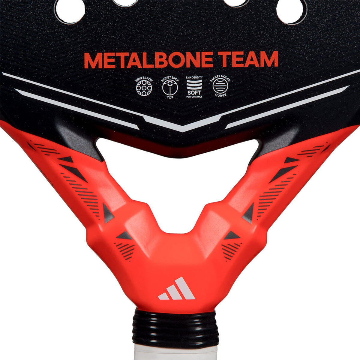 Detail van het oranje hart van de Adidas Metalbone Team 3.5 met de opdruk Metalbone Team
