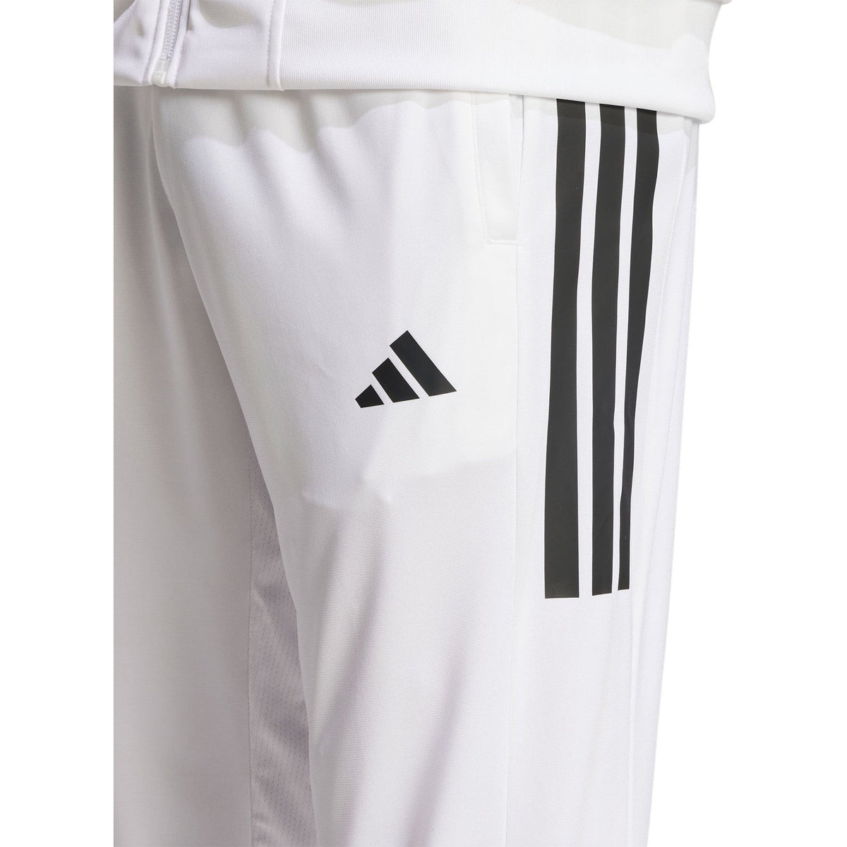 Detail van de heup van de witte Adidas 3-Stripes broek met zwart logo en strepen