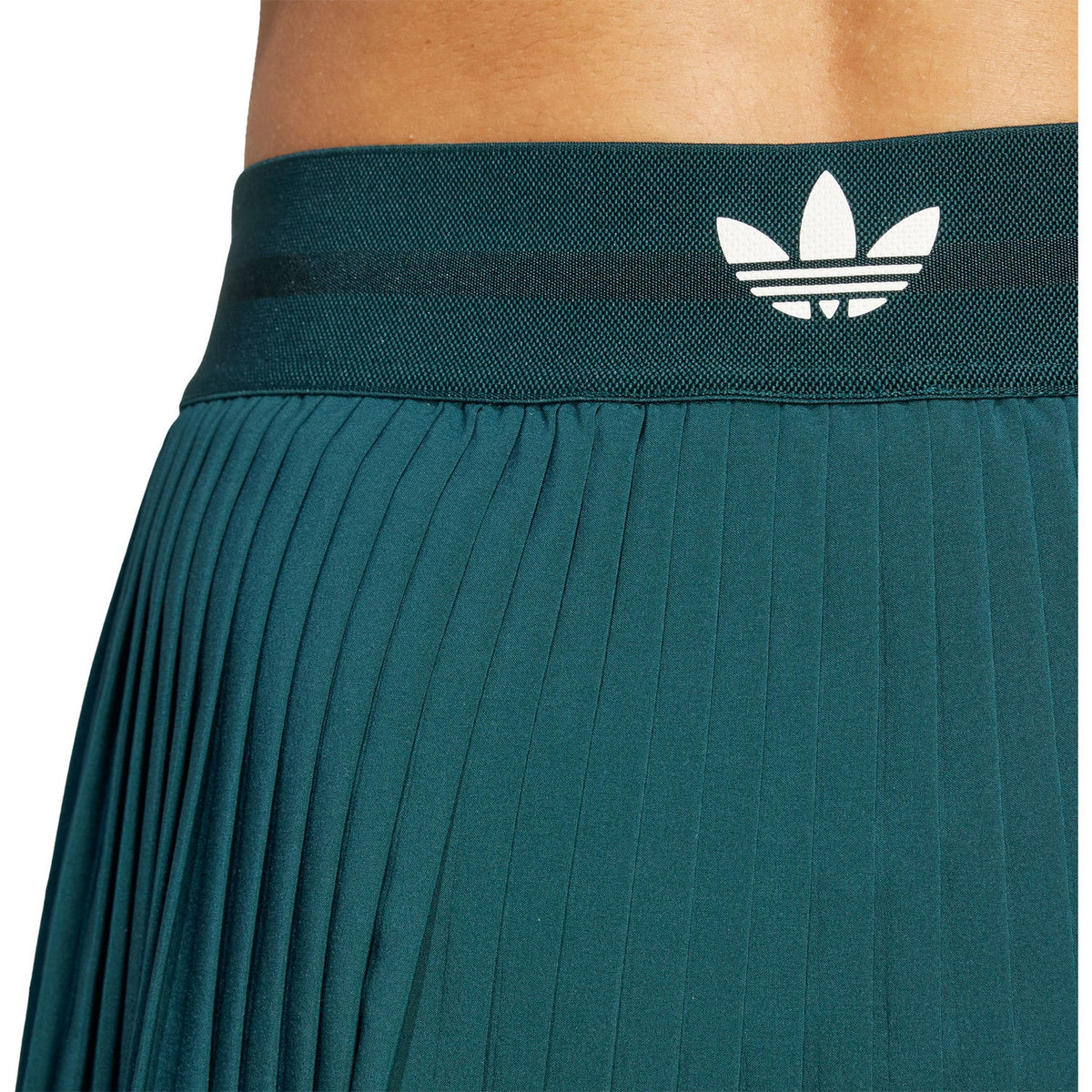 Detail van de tailleband van de petrolgroene Pleated Skirt Pro met wit klaverbladlogo
