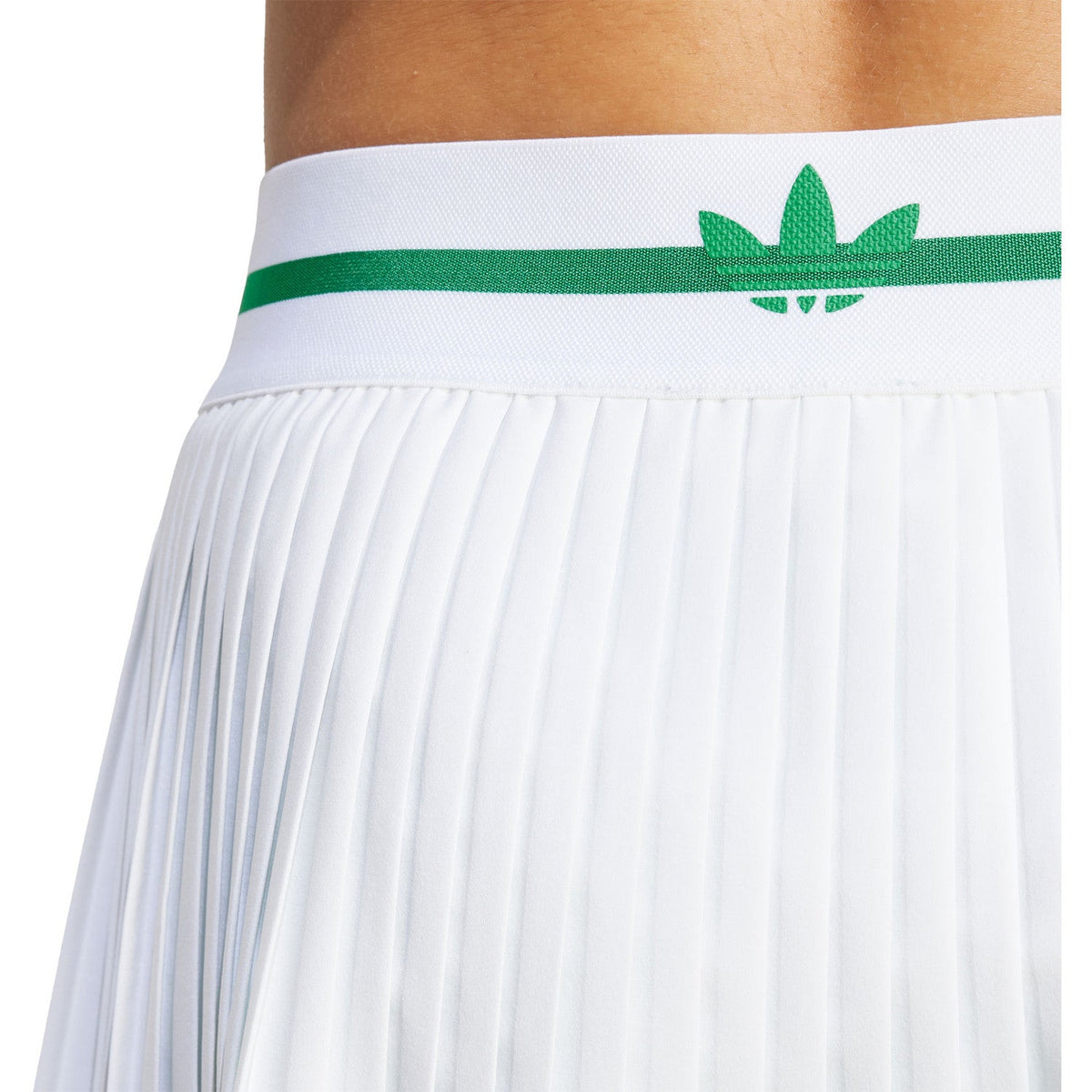 Detail van de tailleband van de witte Pleated Skirt Pro met groen klaverbladlogo