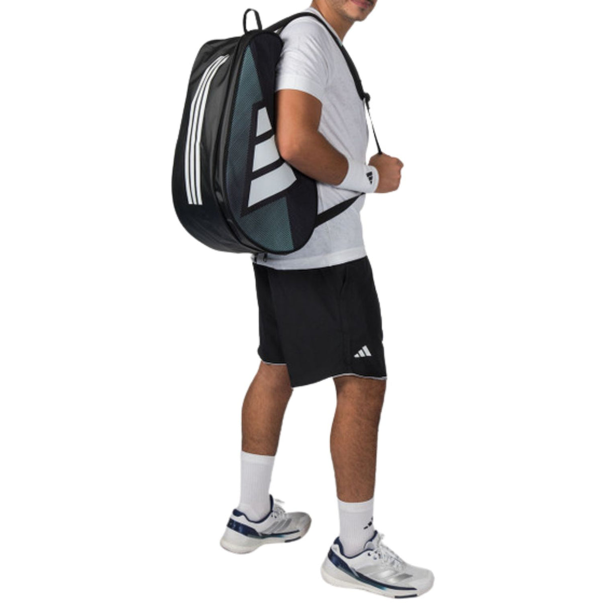 Man draagt de zwarte Adidas Racketbag Control 2026 als rugzak op zijn rug.