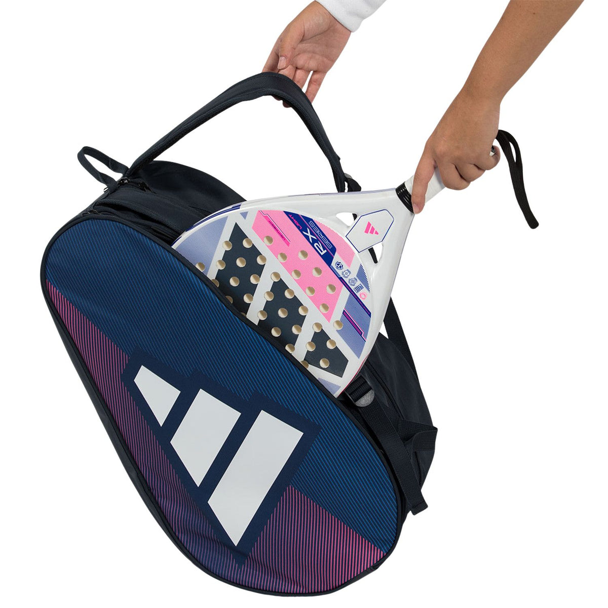 Geopende donkerblauw-roze Adidas Control 2026 racketbag met twee rackets erin.