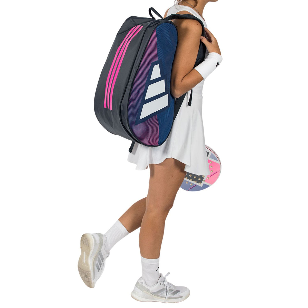 Speelster draagt de blauw-roze Adidas Control 2026 racketbag op haar rug.