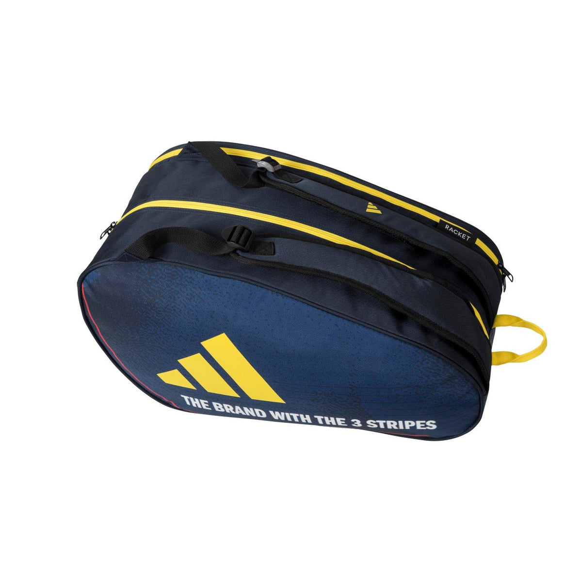 Schuin aanzicht van de marineblauwe Adidas Control 3.4 racketbag met gele ritsen.