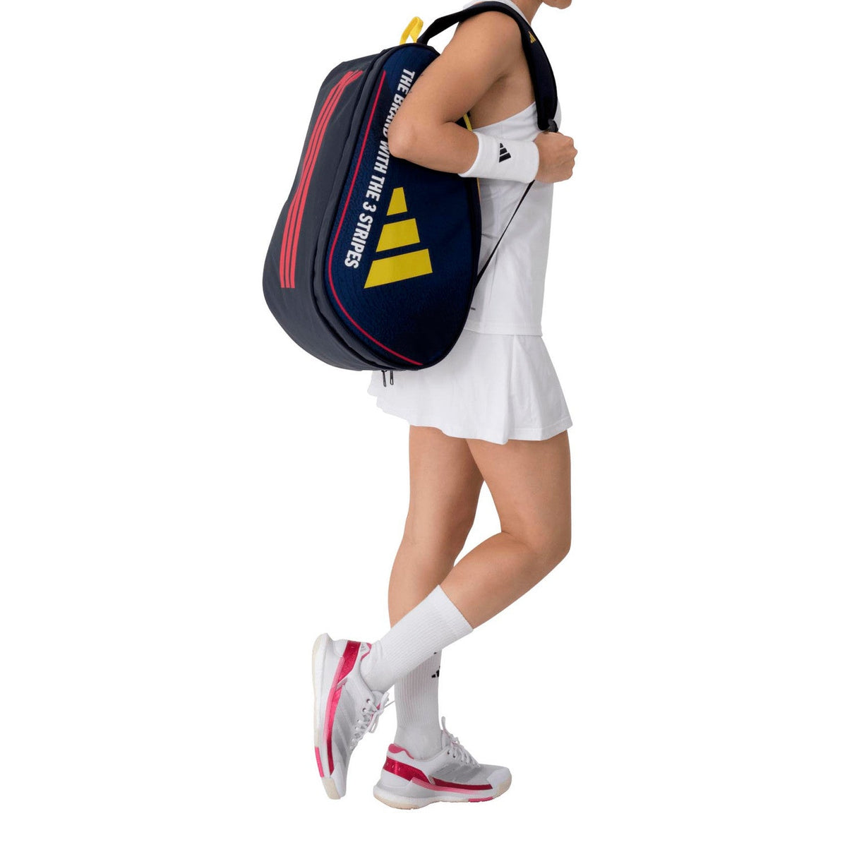 Speelster draagt de marineblauwe Adidas Control 3.4 racketbag over haar schouder.