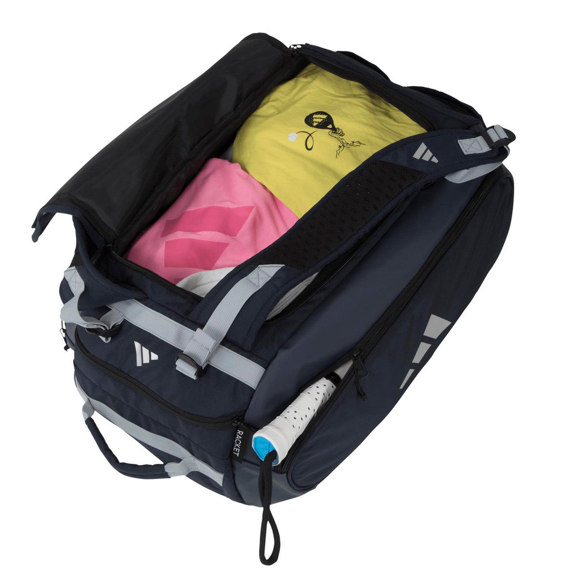 Geopende marineblauwe Adidas Tour 3.4 racketbag met kleding in het hoofdvak.