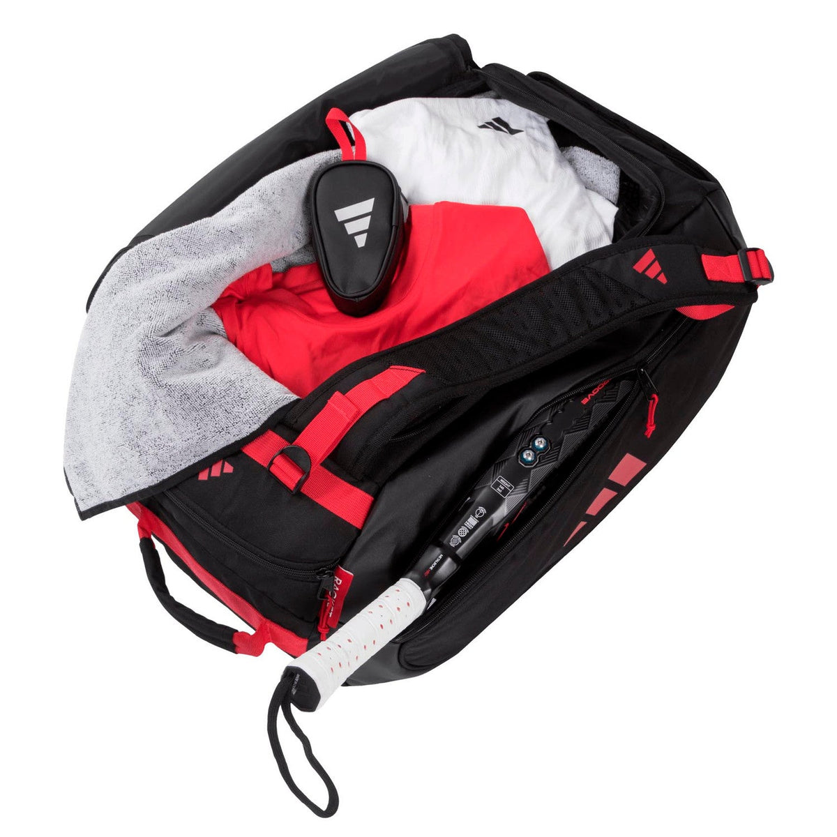 Geopende zwart-rode Adidas Tour 3.4 racketbag met kleding en accessoires erin.