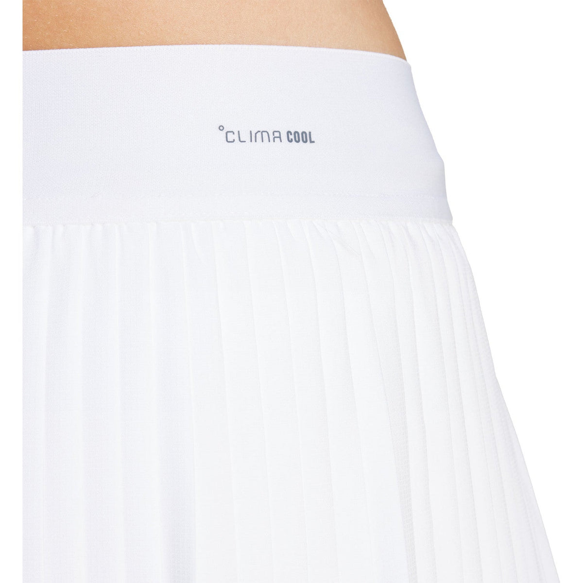 Detail van de brede tailleband van de witte Adidas Club plooirok met Climacool-opdruk