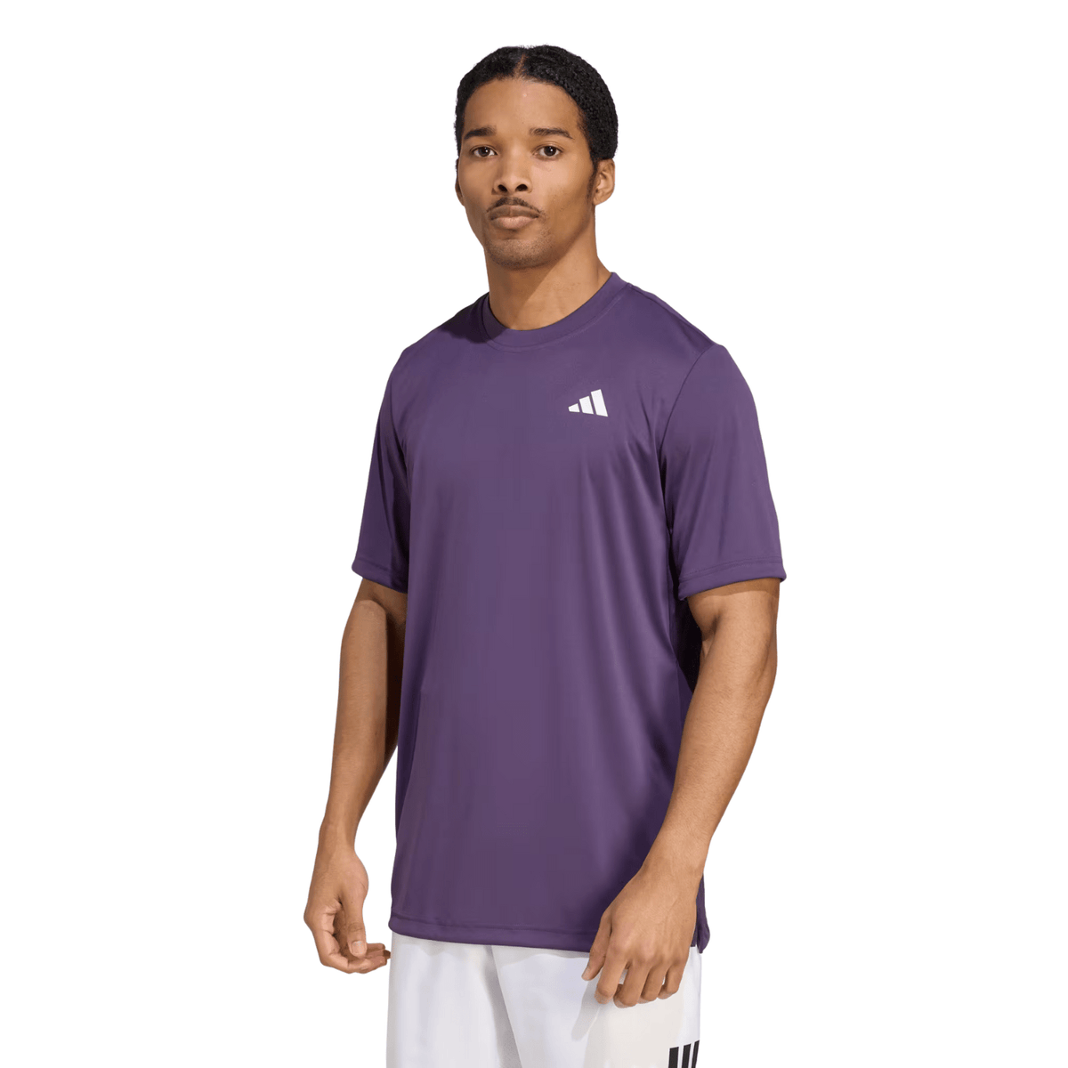 Model draagt het paarse Adidas Club T-shirt met witte short, vooraanzicht