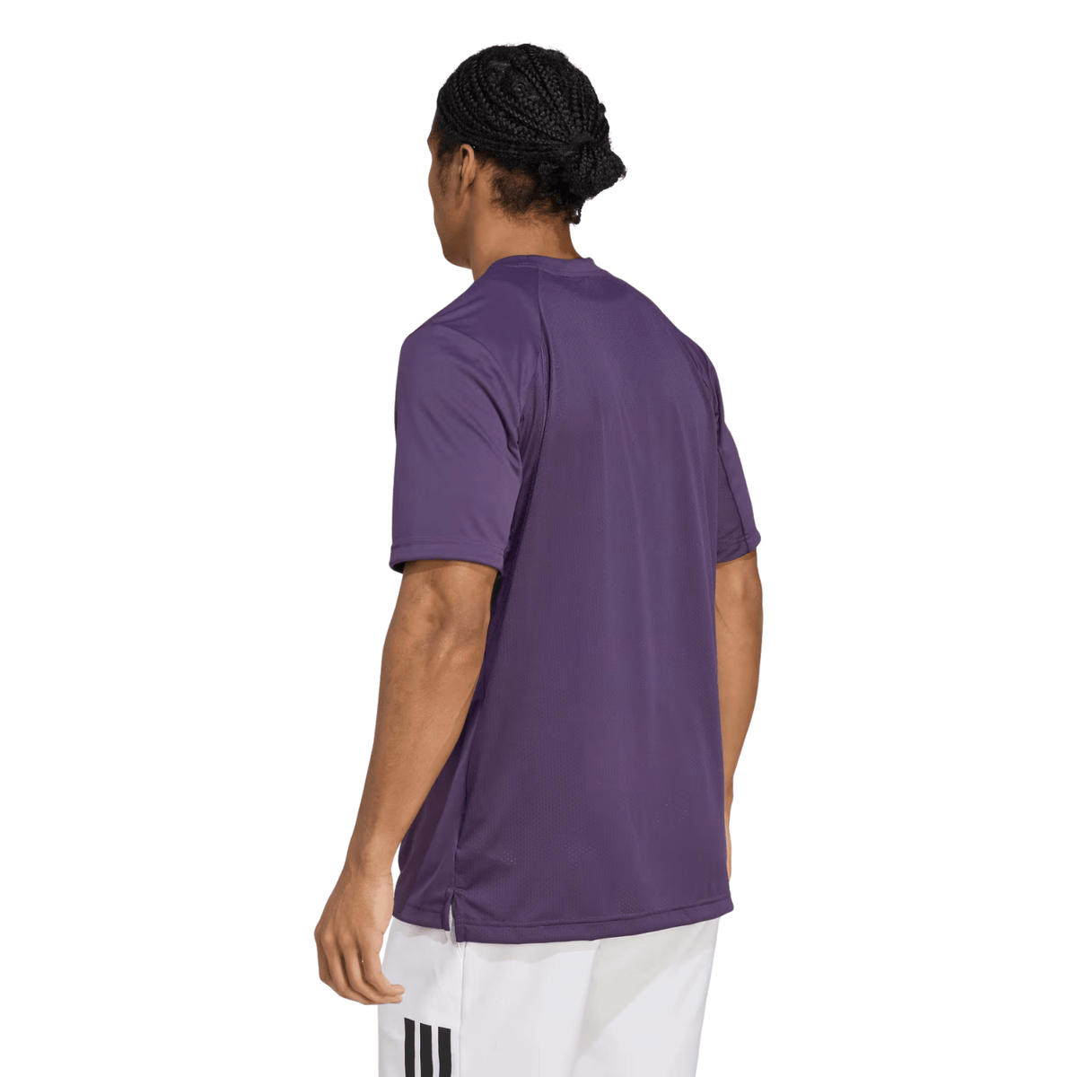 Achterzijde van het paarse Adidas Club T-shirt op model