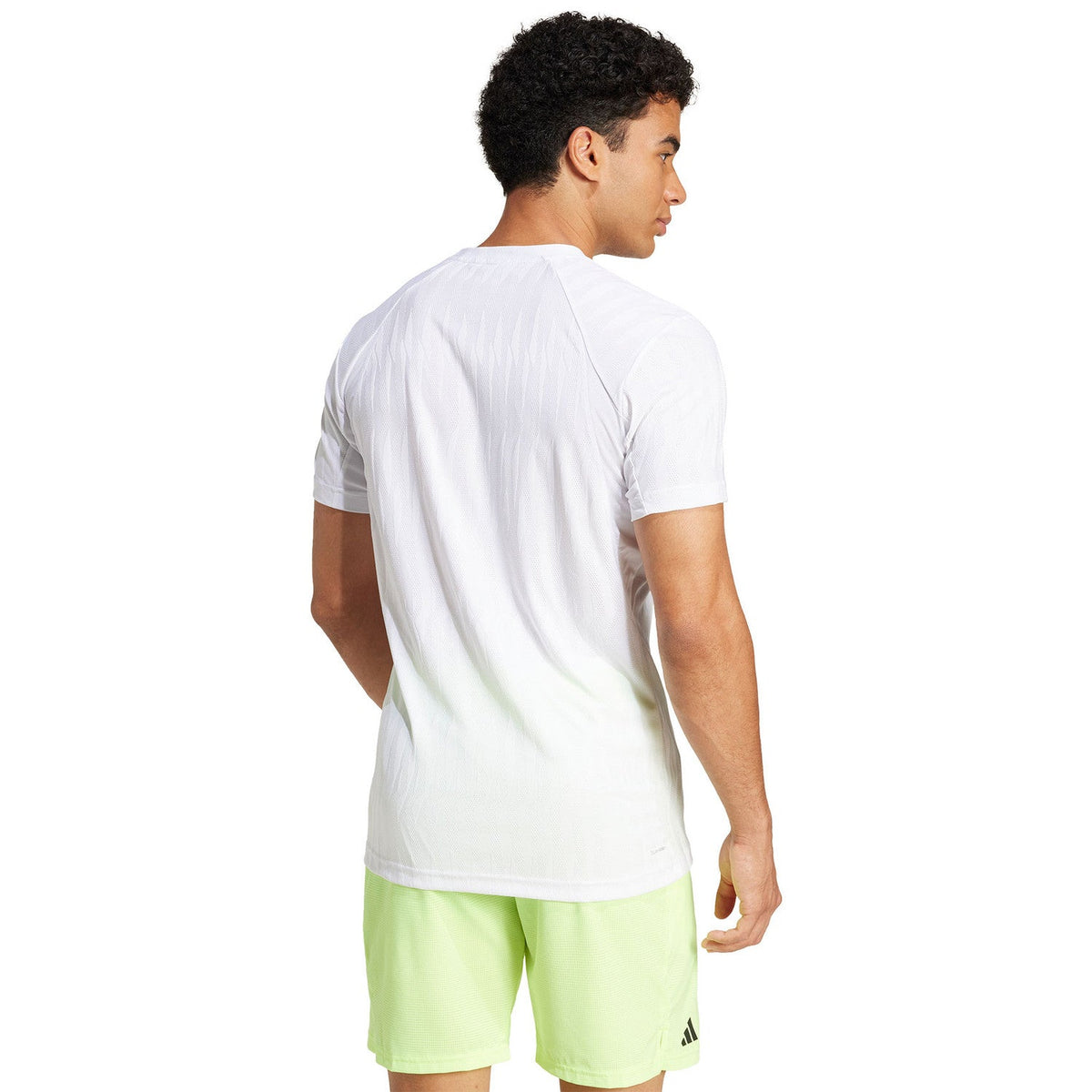 Achterzijde van het witte Adidas Freelift T-shirt, gedragen door een model