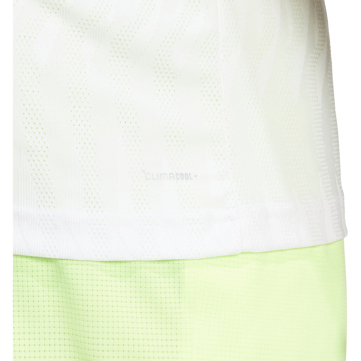 Detail van de zoom en structuurstof van het witte Adidas Freelift T-shirt