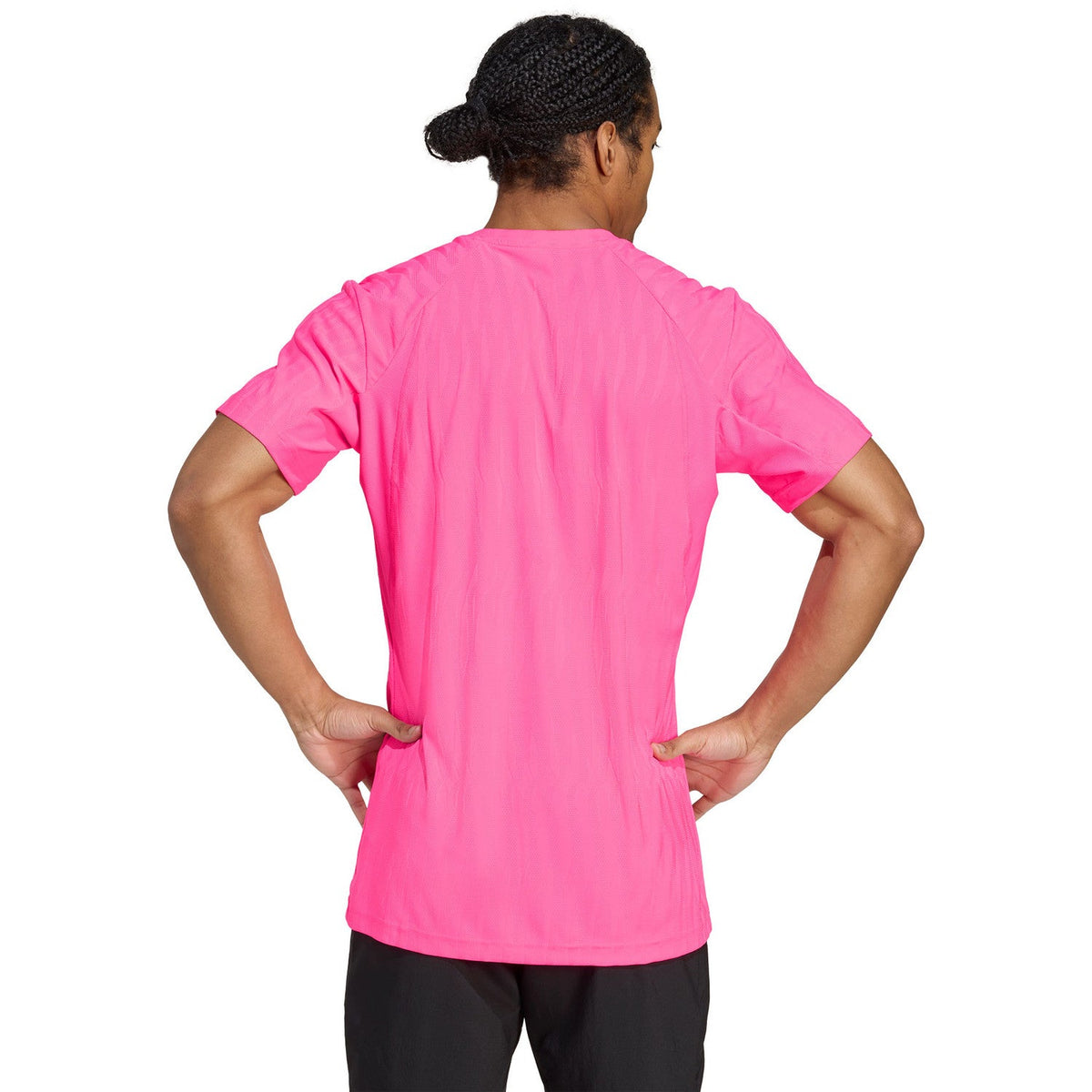 Achterzijde van het felroze Adidas Freelift T-shirt, gedragen door een model