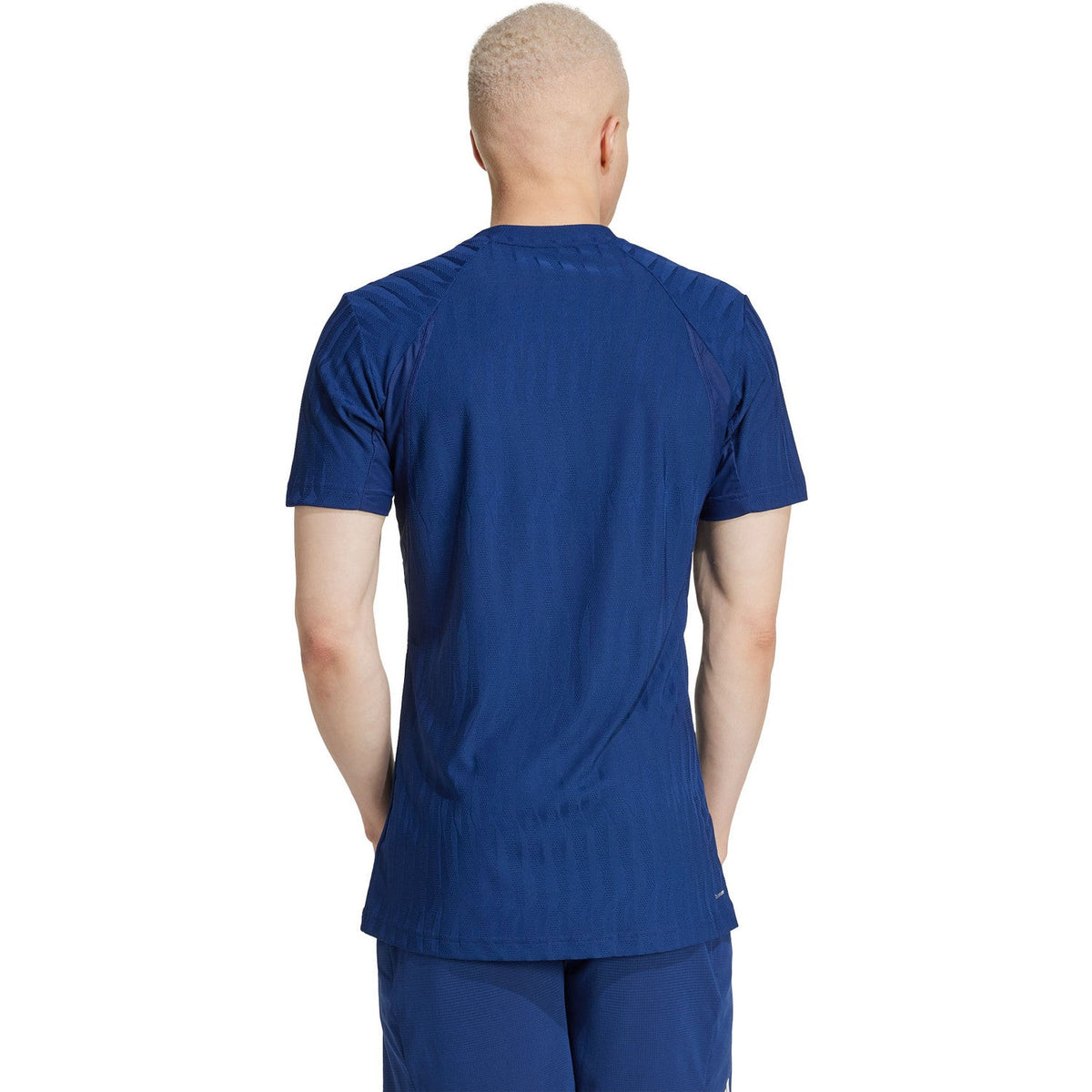 Achterzijde van het kobaltblauwe Adidas Freelift T-shirt, gedragen