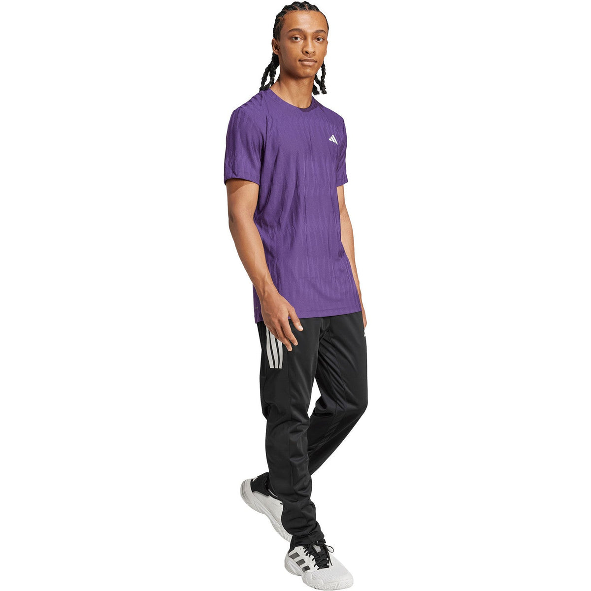 Model draagt het paarse Adidas Freelift T-shirt met zwarte broek, volledig aanzicht