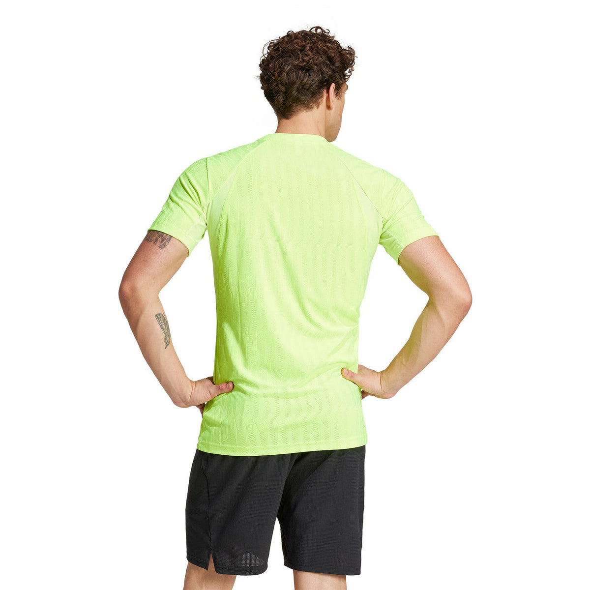 Achterzijde van het limoengroene Adidas Freelift T-shirt, gedragen