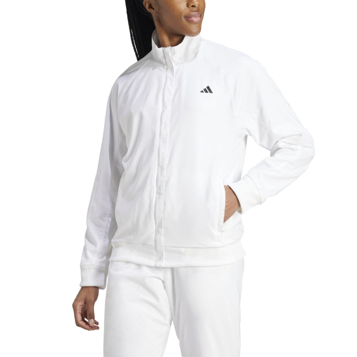 Vooraanzicht van model in het witte Adidas Walk On jack met opstaande kraag
