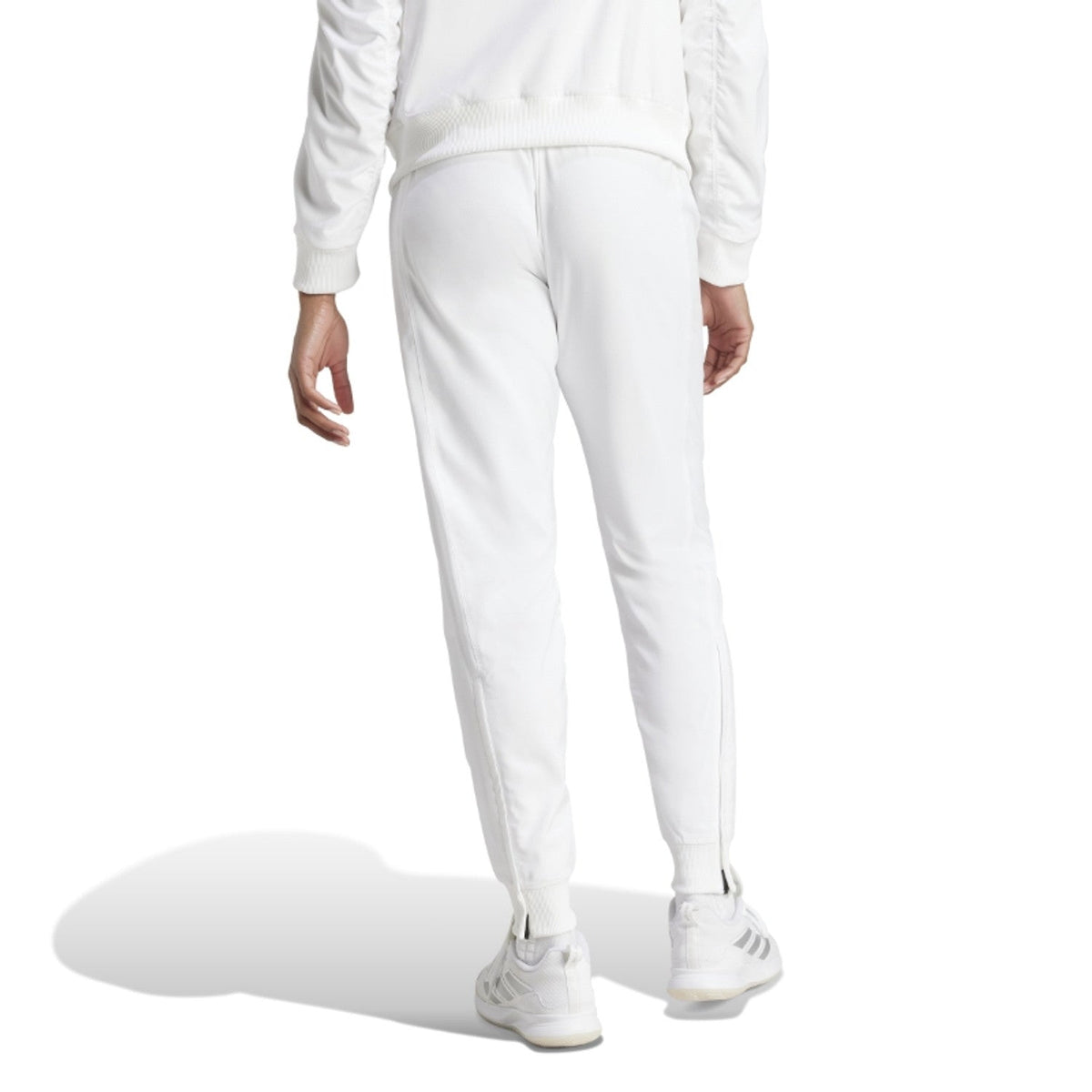 Achteraanzicht van de witte Adidas Walk On dames trainingsbroek met toelopende pijpen