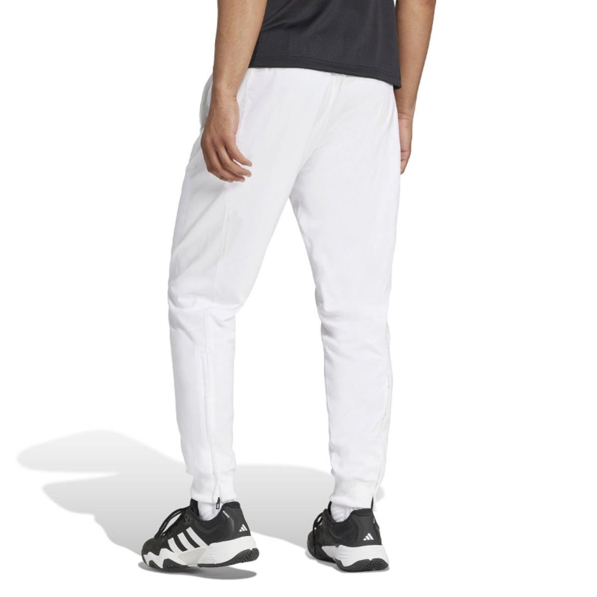 Achteraanzicht van de witte Adidas Walk On trainingsbroek met smal toelopende pijpen en enkelboorden