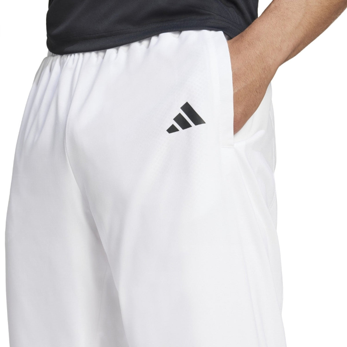 Detail van de zijzak met zwart Adidas-logo op de witte Walk On trainingsbroek voor heren