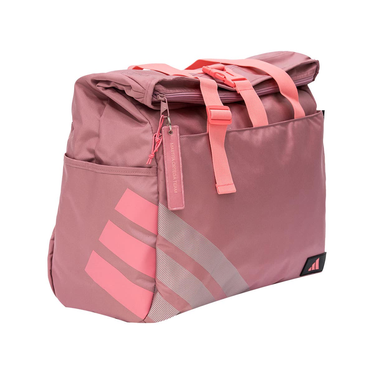 Schuin aanzicht van de roze Adidas Weekend Bag 2026 met drie strepen en ritsvak.