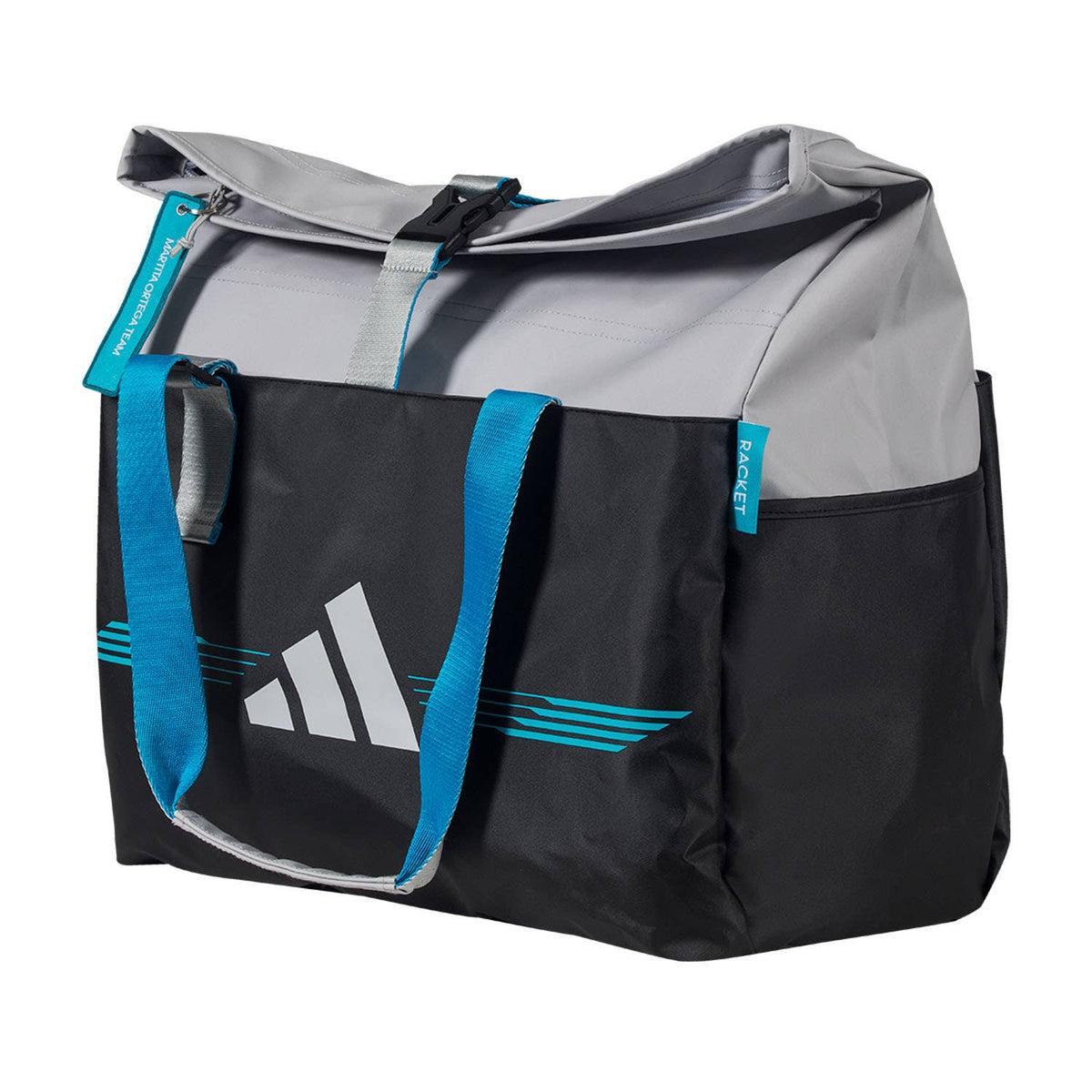 Schuin aanzicht van de gebroken witte Adidas Weekendbag 3.4 met blauwe draagbanden.