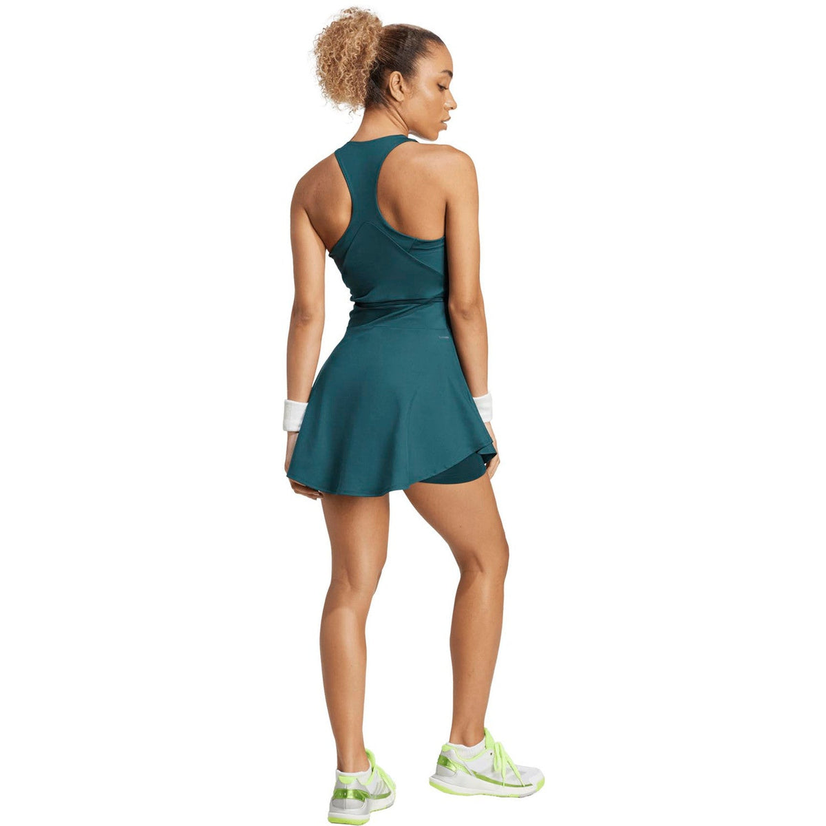 Achterzijde van de donkergroene Adidas Y-Dress met racerback, gedragen