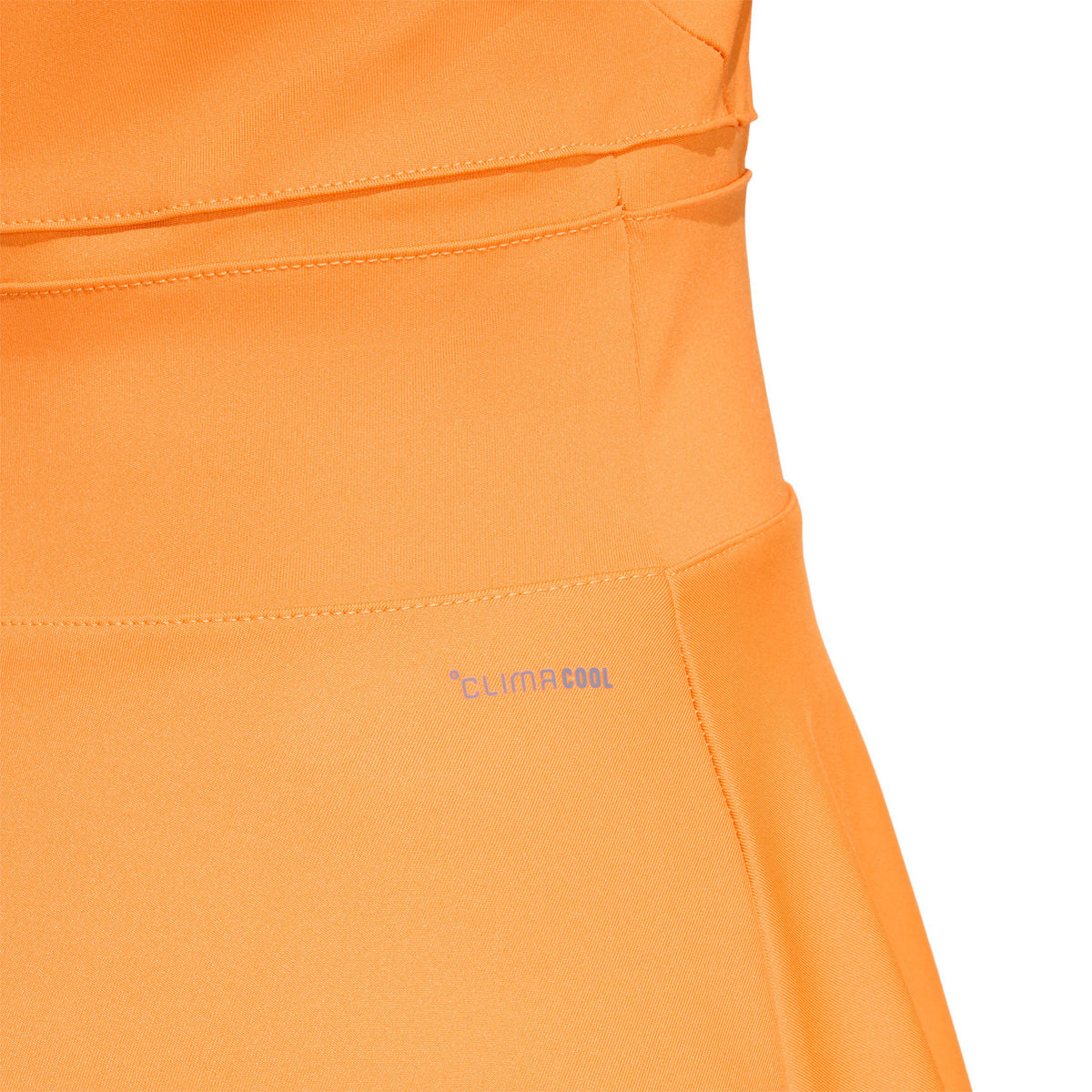 Detail van de stof en zoom van de oranje Adidas Y-Dress tennisjurk
