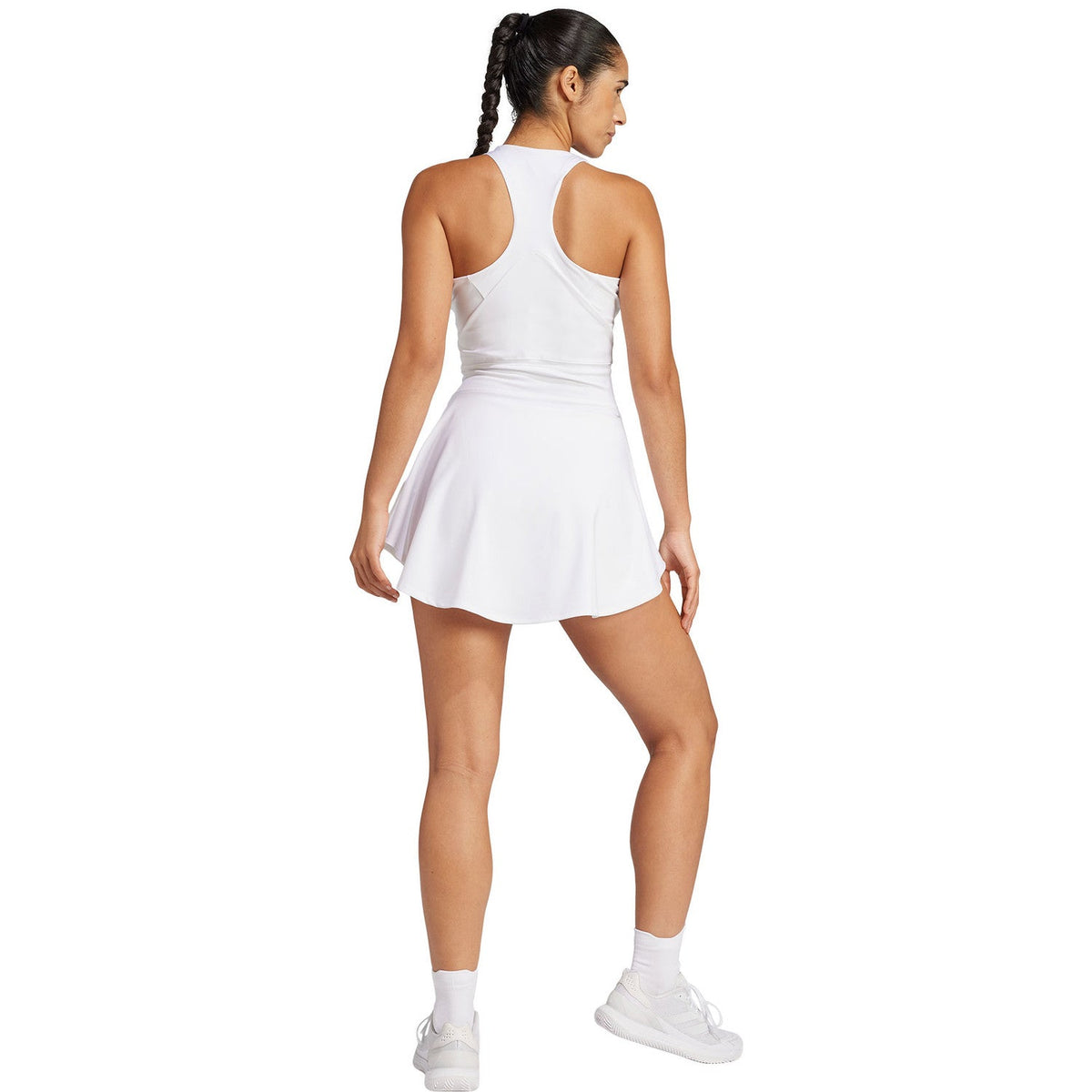 Achterzijde van de witte Adidas Y-Dress met racerback, gedragen door een model