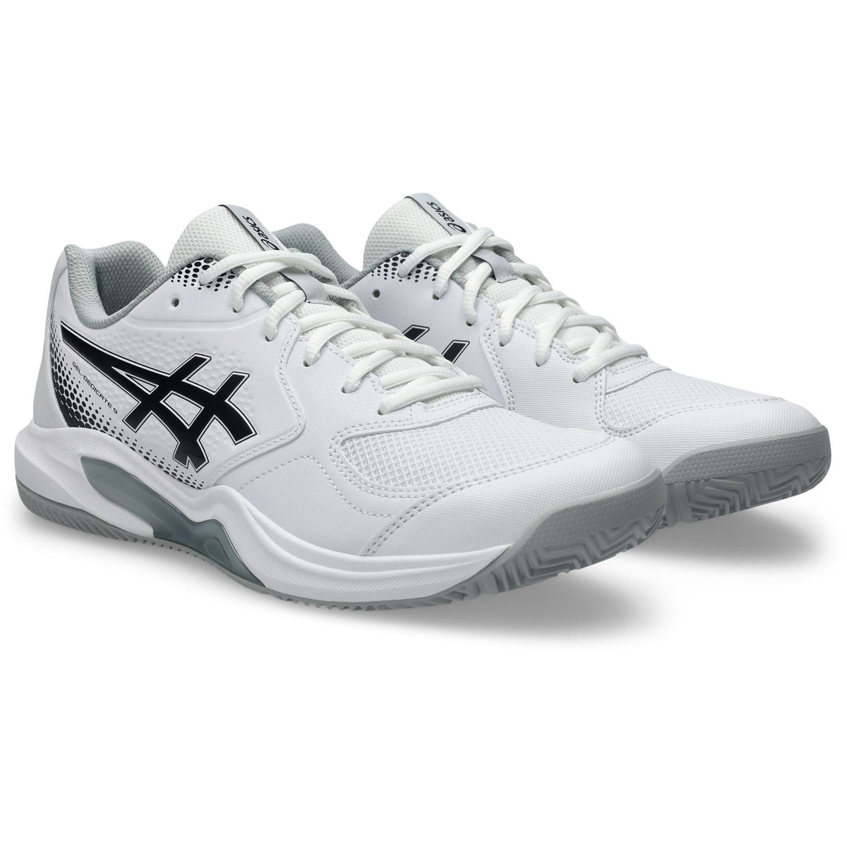 Schuin vooraanzicht van de witte ASICS Gel-Dedicate 9 Padel met zwart logo