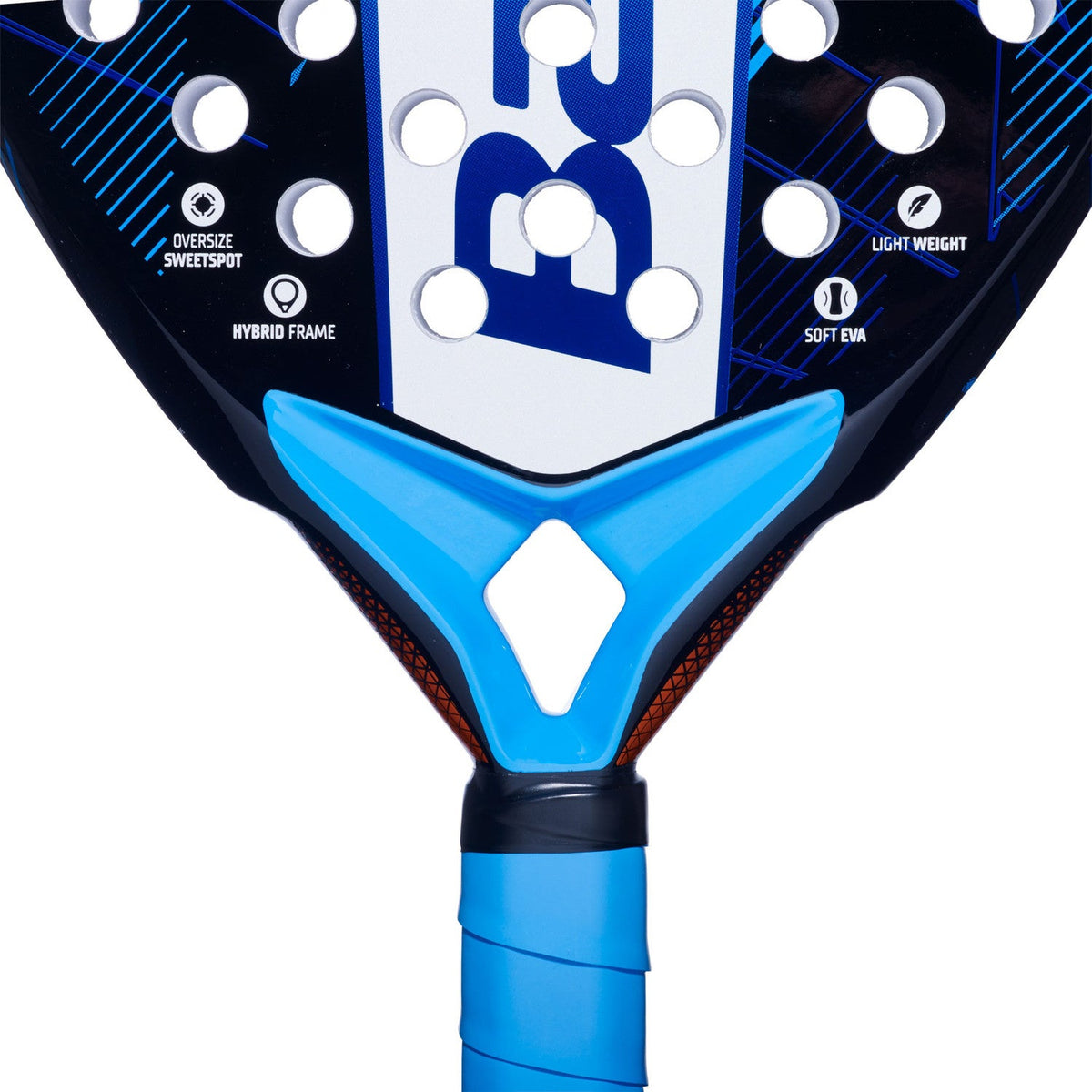 Detail van het hart van het Babolat Air Origin met blauw Babolat-logo en lichtblauwe grip