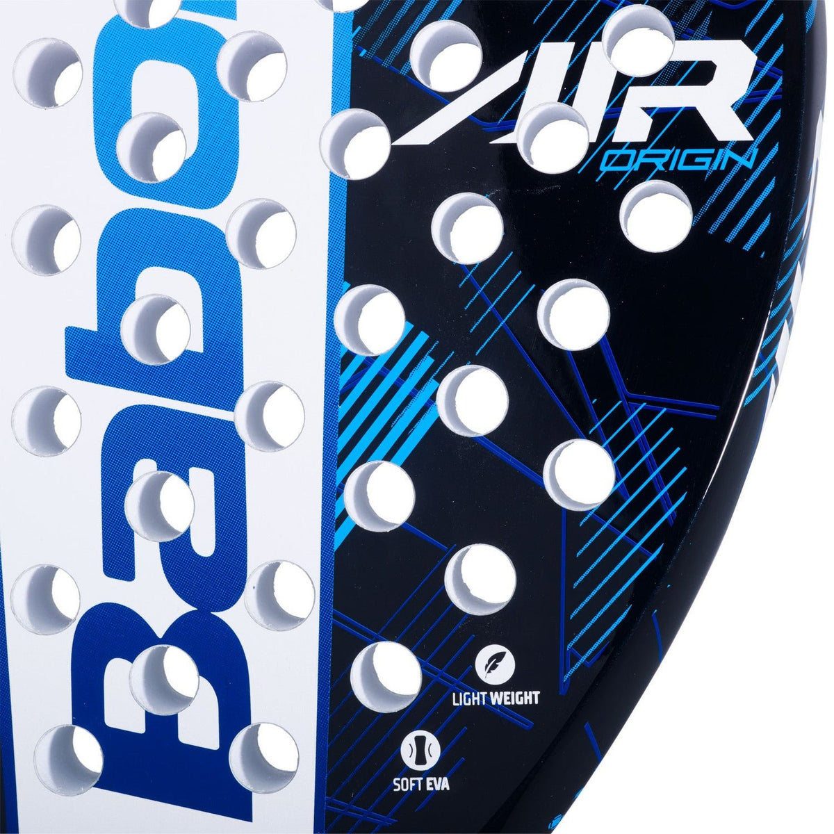 Close-up van het slagvlak van het Babolat Air Origin met AIR Origin-opdruk en ronde gaten