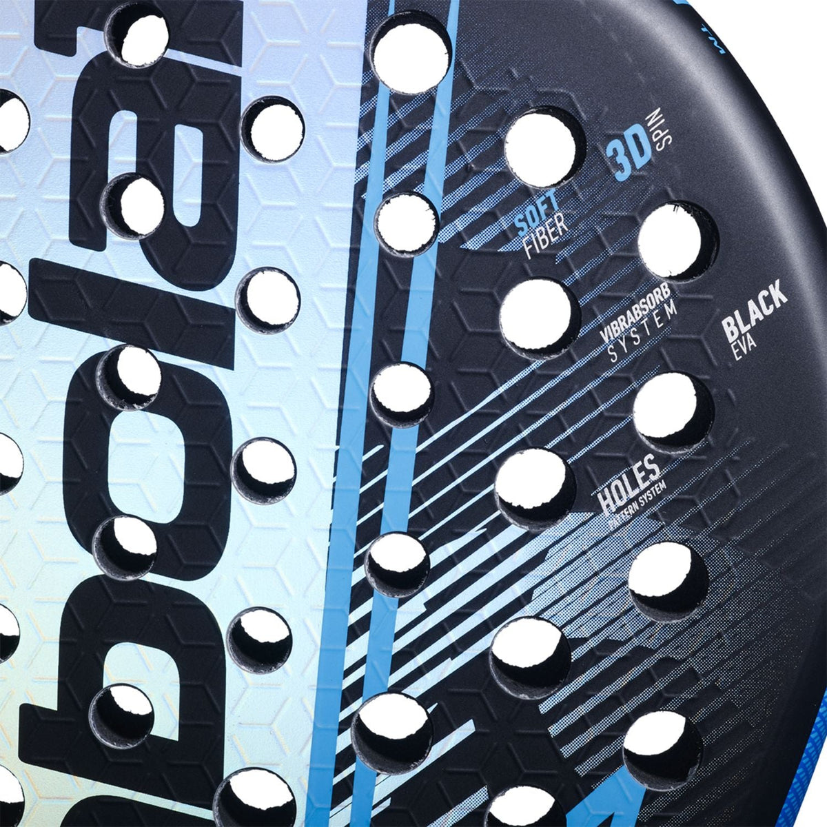 Close-up van het slagvlak van het Babolat Air Vertuo 2.6 met 3D-opdruk en ronde gaten