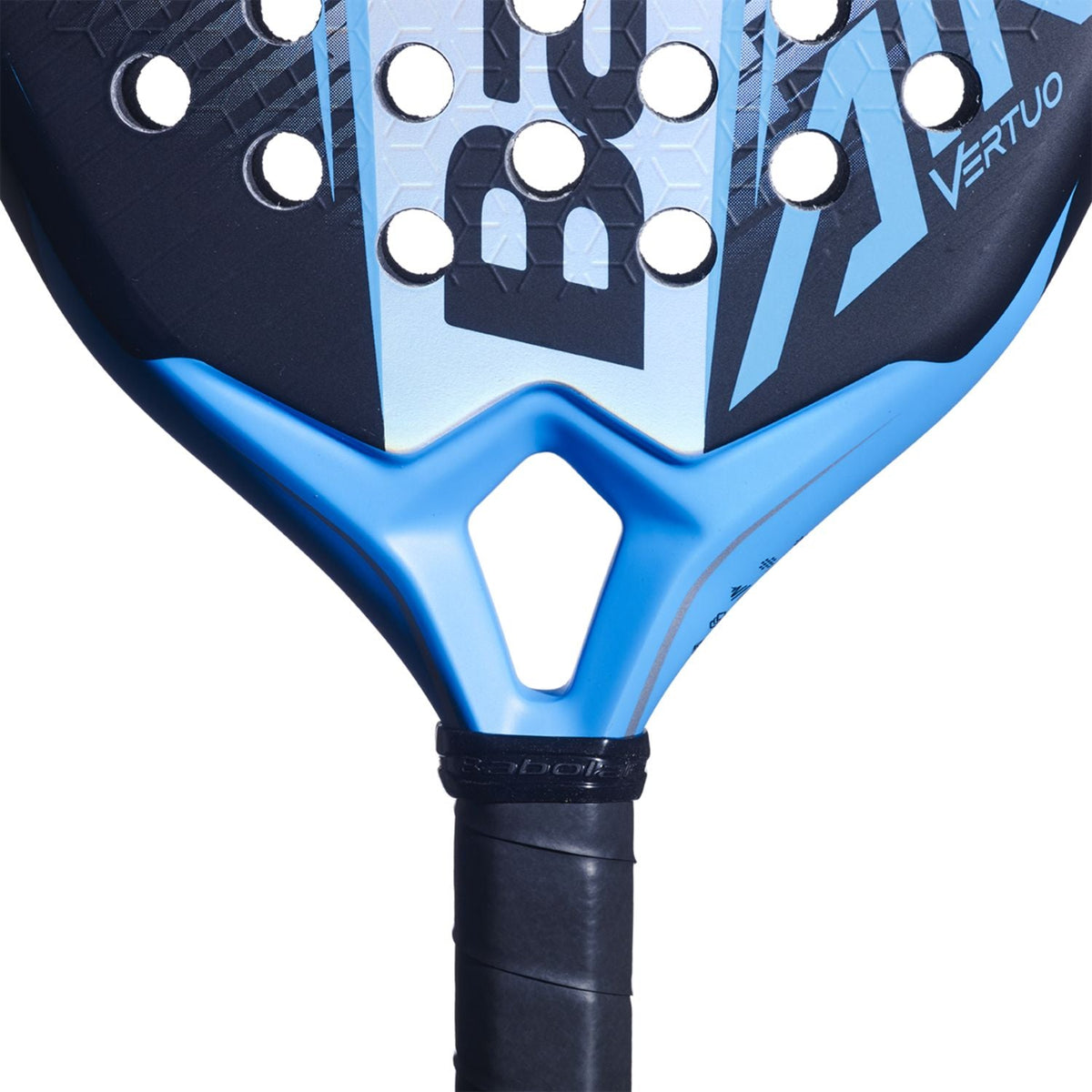 Detail van het hart van het Babolat Air Vertuo 2.6 met lichtblauwe brug en zwarte grip