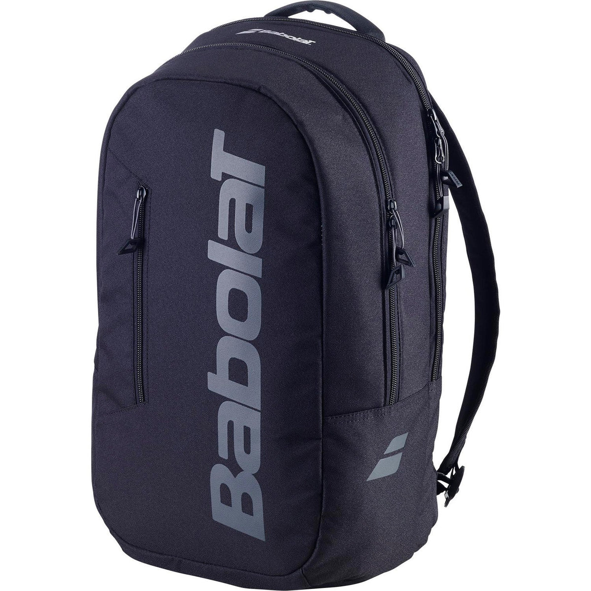Schuin vooraanzicht van de zwarte Babolat Backpack Court Lite met grijs logo.
