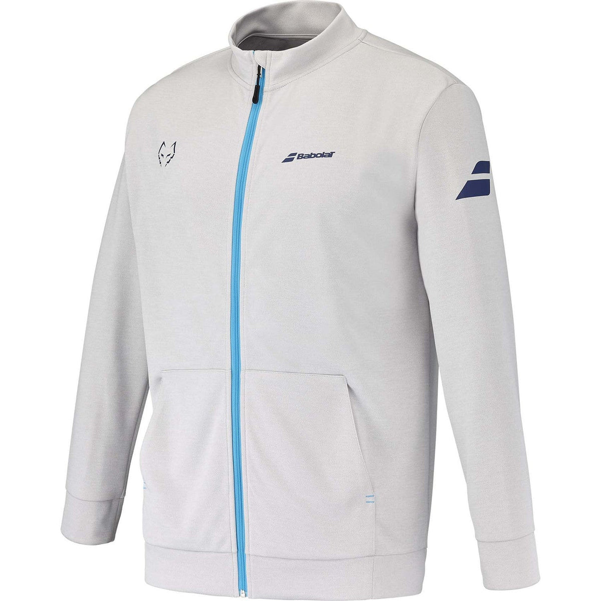 Schuin vooraanzicht van het lichtgrijze Babolat Jacket Lebron met blauw logo op de mouw