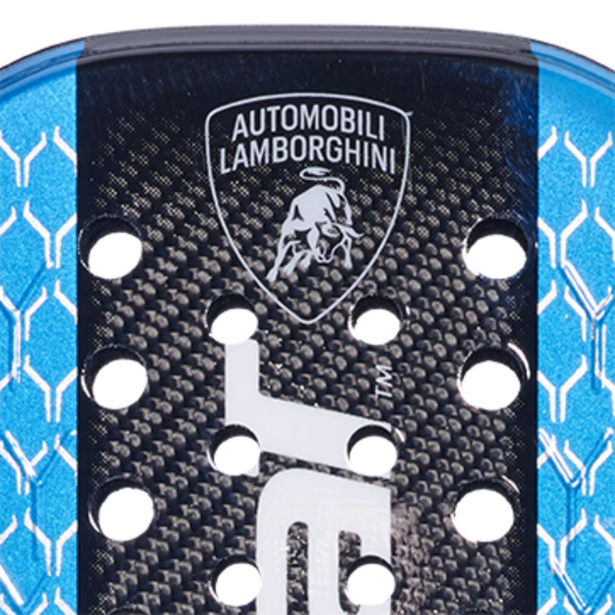 Close-up van het Automobili Lamborghini-embleem op het blauwe Babolat Lamborghini racket
