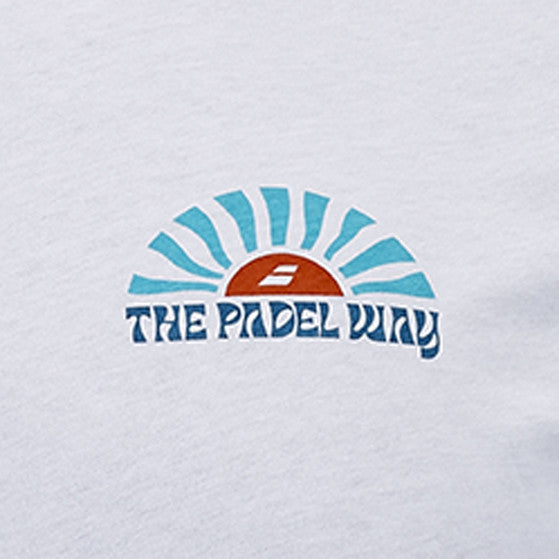 Detail van de borstprint The Padel Way op het witte Babolat T-shirt