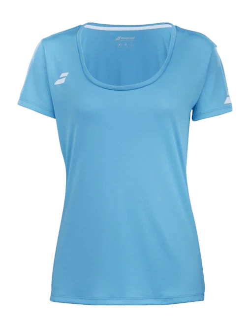Lichtblauwe Babolat Play Cap Sleeve Top W tegen groene achtergrond, met wit mouwlogo