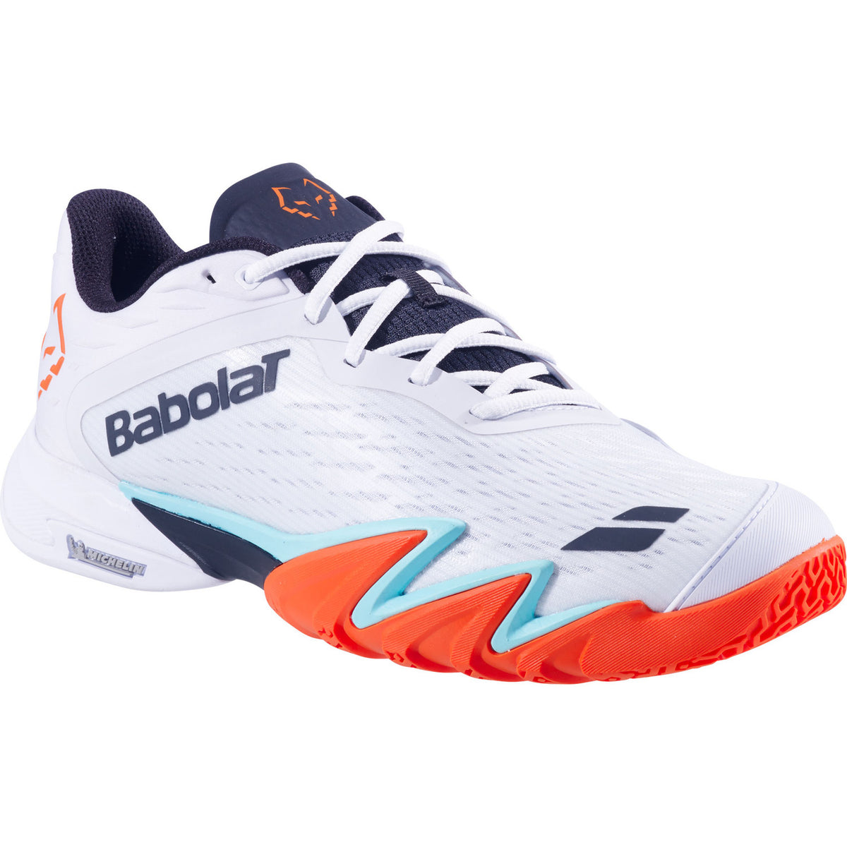 Schuin vooraanzicht van de witte Babolat Premura 3 Lebron met oranje neus