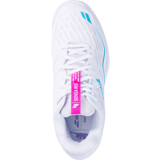 Bovenaanzicht van de witte Babolat Sensa Rise W met roze label op de tong