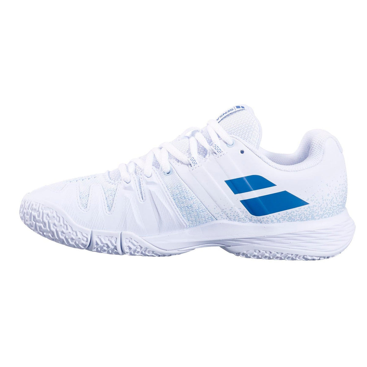 Buitenzijde van de witte Babolat Sensa Women White/Cool Blue met blauw logo op de zijkant en witte zool