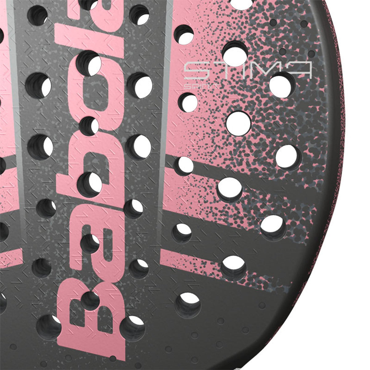 Primer plano de la cara de golpeo de la Babolat Stima Spirit 2023 con el logotipo «STIMA» en rosa