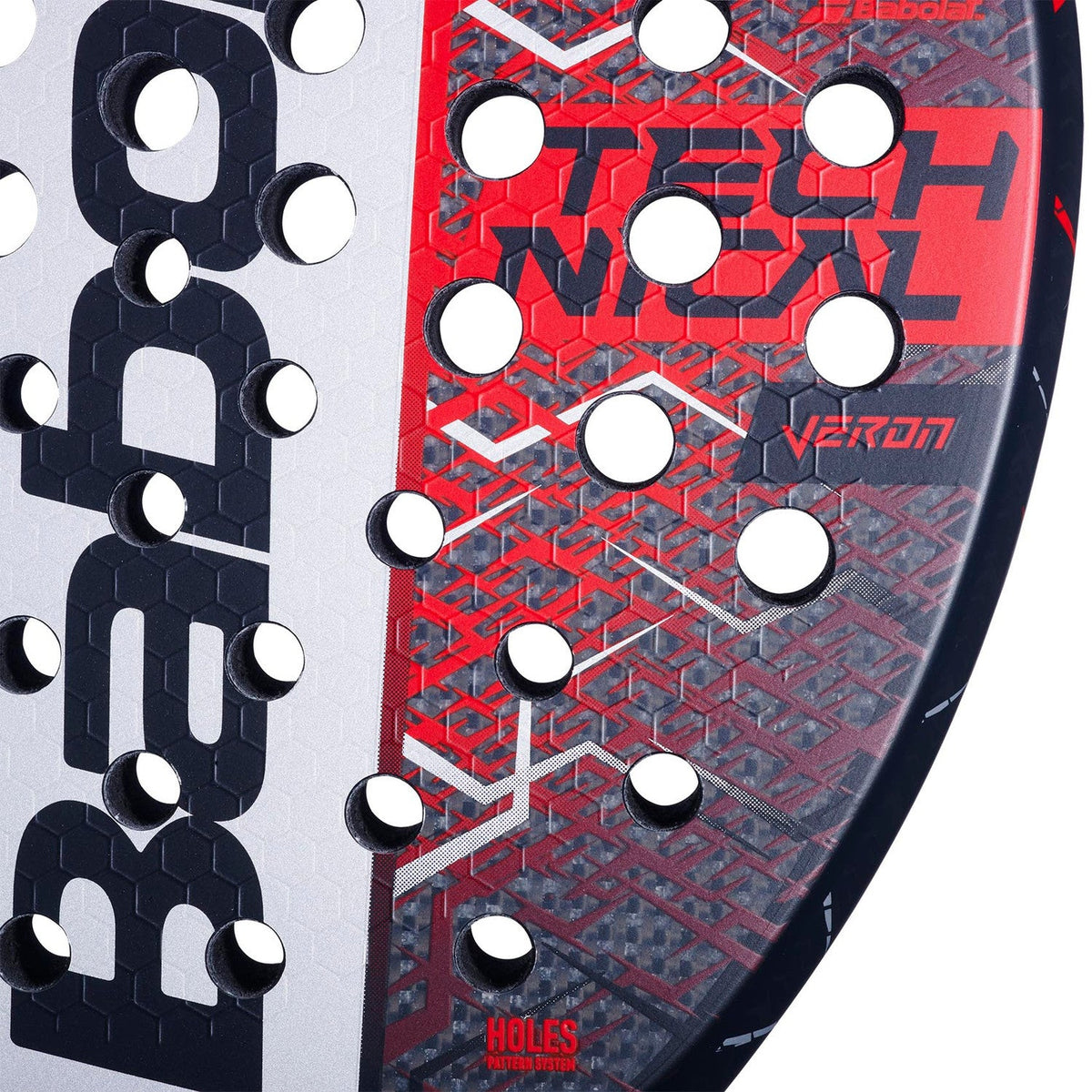 Close-up van het slagvlak van het Babolat Technical Veron 25 met rode TECHNICAL-opdruk