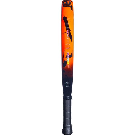 Zijaanzicht van het Babolat Viper Juan Lebron 3.0 over de volle lengte in oranje en zwart