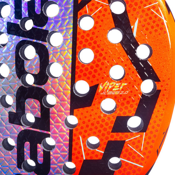 Close-up van het slagvlak van het Babolat Viper Soft Juan Lebron 3.0 met holografische laag