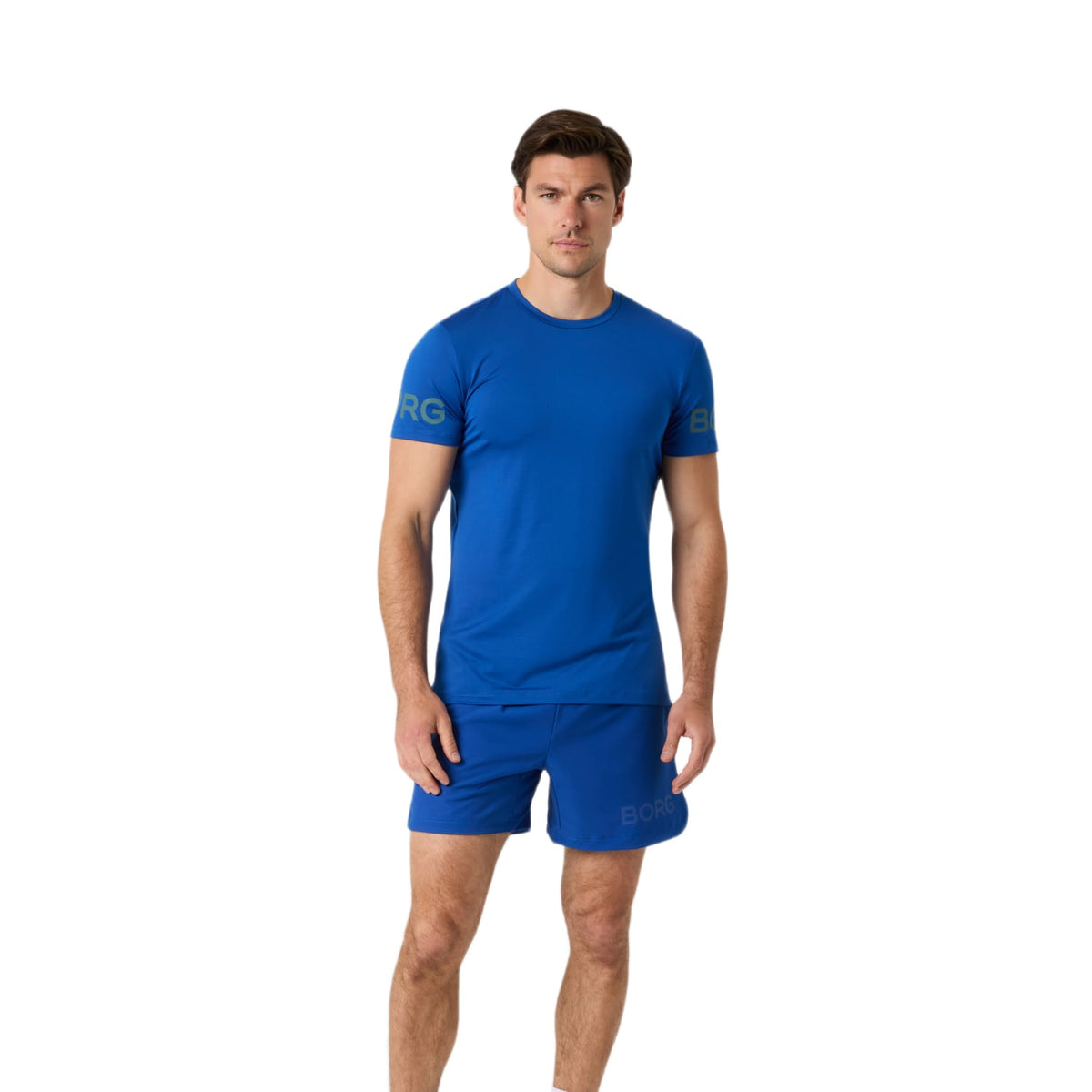 Model draagt de blauwe Bjorn Borg 6 inch short met bijpassend T-shirt