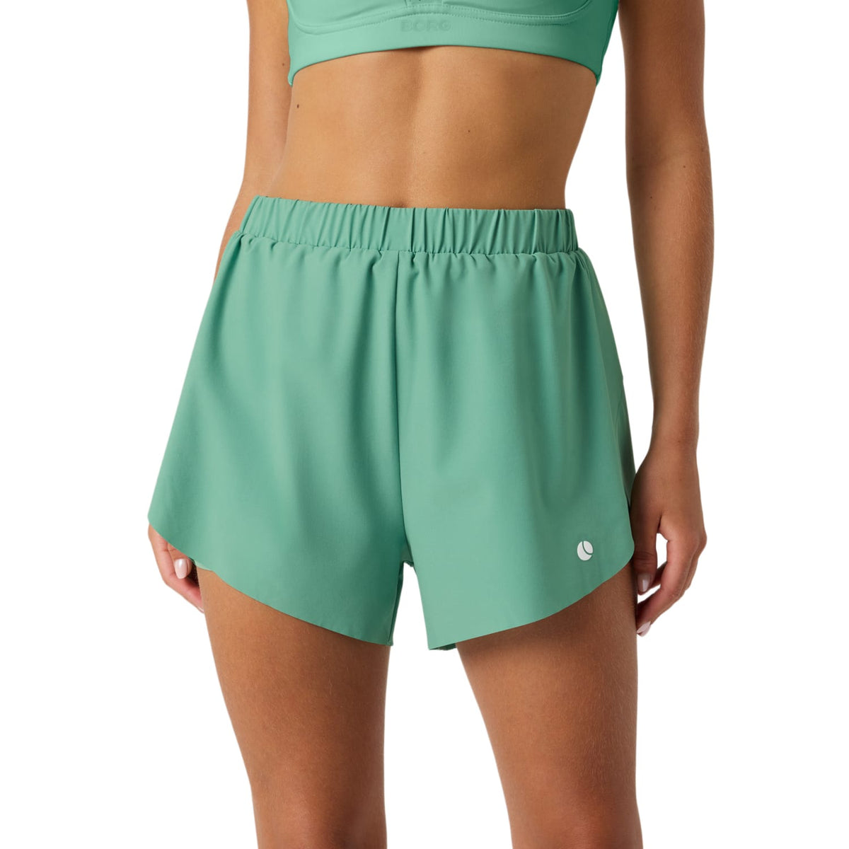 Bjorn Borg Ace 2-in-1 short voor dames in groen, vooraanzicht op model